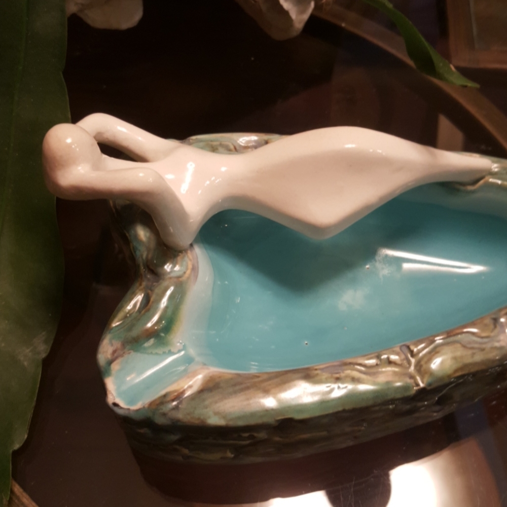 Rare Vintage Heart Shaped Ashtray With Lady - Picture 5 of 5